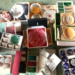 ガレージセール　ガラージセール　レトロ　アンティーク　アイスペール　雑貨　掘り出し物　おちょこ　お猪口　ガラス灰皿　モーニングセット　朝食　カレー鍋　パスタ鍋　フライパン　卵焼き　茶器　花瓶　壺　コーヒーカップ　ティーカップ　ティーセット　洋食器　スプーン　　たち吉　有田焼　ブランド　食器　ガラス器　茶菓子器　ガラスコップ　冷茶カップ　どんぶり　有田焼　蒸し器　天ぷら鍋　鍋　揚げ物鍋　シーツ　タオルケット　ブランケット　漆器　居酒屋　業務　店　公民館　行事　バザー　可能　スカート　作業服　ジャケット　の画像