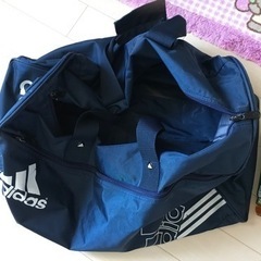 adidas 大容量ボストンバッグの画像