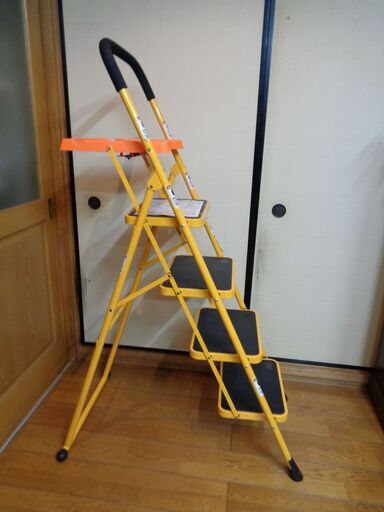 【世田谷区近辺送料無料】美品 ファミリー・ライフ 折りたたみ式脚立 FL02891 便利なトレー付き 4段 スチール はしご 踏台