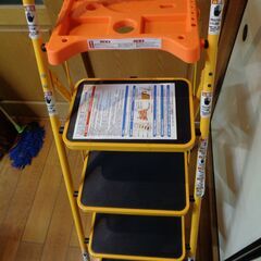 【世田谷区近辺送料無料】美品 ファミリー・ライフ 折りたたみ式脚立 FL02891 便利なトレー付き 4段 スチール はしご 踏台の画像