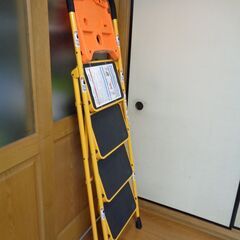 【世田谷区近辺送料無料】美品 ファミリー・ライフ 折りたたみ式脚立 FL02891 便利なトレー付き 4段 スチール はしご 踏台の画像