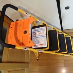 【世田谷区近辺送料無料】美品 ファミリー・ライフ 折りたたみ式脚立 FL02891 便利なトレー付き 4段 スチール はしご 踏台の画像