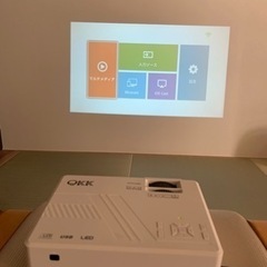 QKK wifiプロジェクター　4500LM【100スクリーン付属】の画像