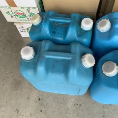 在庫２つのみ　18リットル　※一つのお値段になります※個あります。ポリタンク　灯油タンク　中古　１８L /の画像