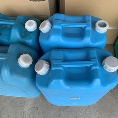在庫２つのみ　18リットル　※一つのお値段になります※個あります。ポリタンク　灯油タンク　中古　１８L /の画像