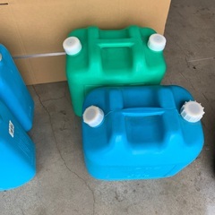 在庫２つのみ　18リットル　※一つのお値段になります※個あります。ポリタンク　灯油タンク　中古　１８L /の画像