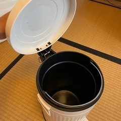 ペール缶のゴミ箱。　※交渉中の画像