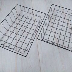 100円ショップのアイアン調カゴの画像