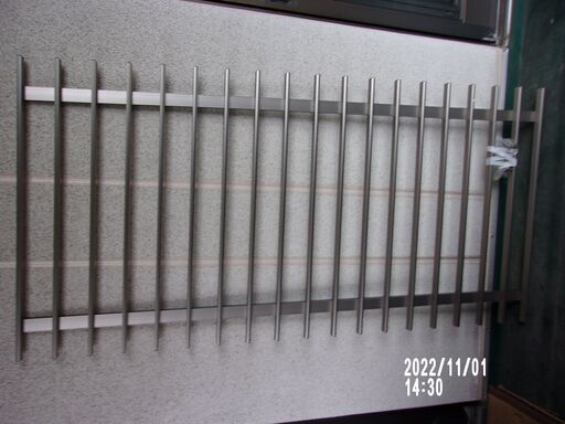 新古品　アルミ面格子　縦格子