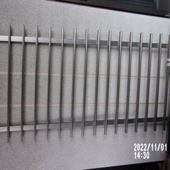 新古品　アルミ面格子　縦格子