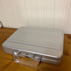 ZERO HALLIBURTON アルミアタッシュケース 持ち手クリア 頑丈