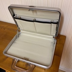ZERO HALLIBURTON アルミアタッシュケース 持ち手クリア 頑丈