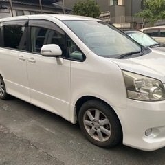 トヨタ　ノア　スライドドア