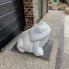カエル　石　大