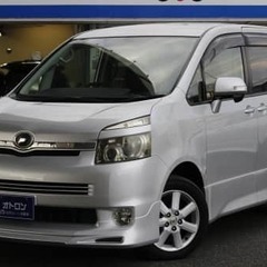 ゴツゴツの見た目！中には後席モニターも！　トヨタ☆ヴォクシー