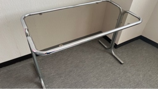 懐かしいガラス天板テーブル。