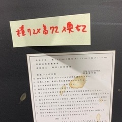 折りたたみ机とパイプ椅子3脚の画像