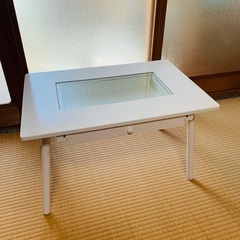 白いテーブル
