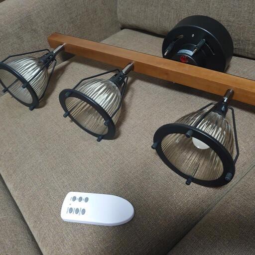 引越しで不要になりました照明です。