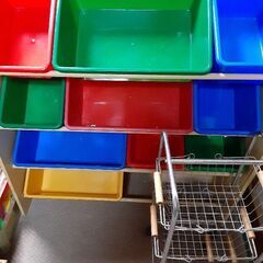 おもちゃラックと小物入れ