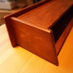 北欧デンマークより入荷したチーク材を使用したウォールラックです！シンプルでナチュラルな風合いのヴィンテージ壁掛けシェルフ。お部屋を優しい雰囲気にしてくれる飾り棚です♪CJ405