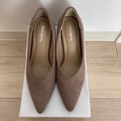 新品未使用グレージュパンプスの画像
