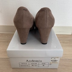 新品未使用グレージュパンプスの画像