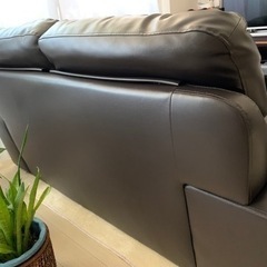 出品中のものと同時購入割引あり^_^  ニトリ　本革　2人用ソファーの画像