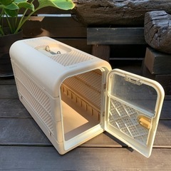 ペットキャリーケース。中古の画像