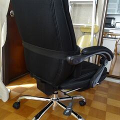 オフィスチェア黒　170度無段階クライニング　足置き付きの画像