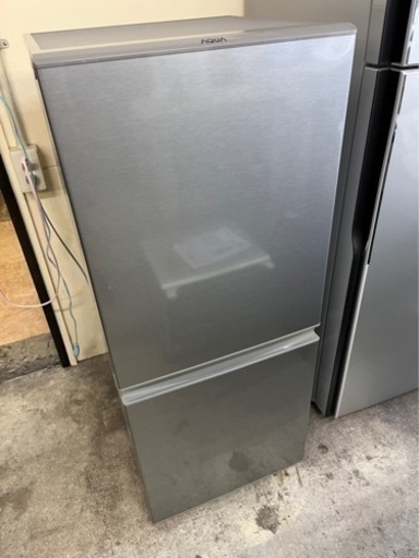 万代店　2022年製★美品 中古★AQUA 126L 耐熱100°Cテーブル★46L大容量フリーザー!!2ドア冷蔵庫【AQR-13M-S