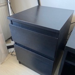 IKEA テーブル、チェストの画像