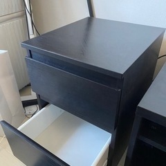 IKEA テーブル、チェストの画像