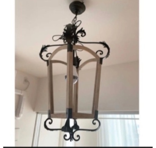 木とアイアンのシャンデリア