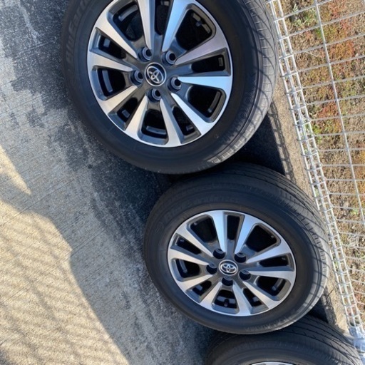 エスクワァイヤァ　純正タイヤ　ホイール