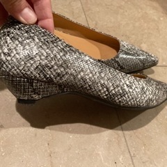 パンプス　24センチ　ローヒール　パイソン柄　美品の画像