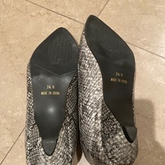 パンプス　24センチ　ローヒール　パイソン柄　美品の画像