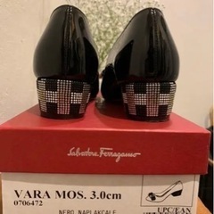 ザルヴァトーレ　フェラガモ　パンプス　ヴァラ 22.5の画像