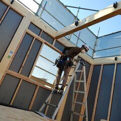 正社員★経験を活かして高収入！建て方大工・造作大工【直行直帰OK】木造住宅建て方スタッフ/上棟工事（宮城県勤務）の画像