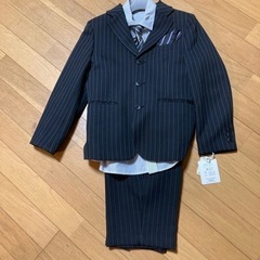 男児フォーマルスーツ　新品タグ付き　サイズ130 値下げ