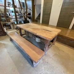 天然木テーブルとベンチ