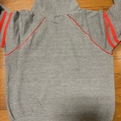 男女どちらでも　グレーパーカーの画像