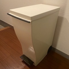 ゴミ箱　ペダル付き