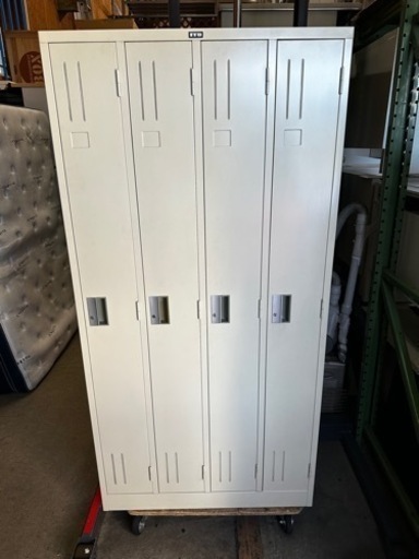 ４人用ロッカー　取手の変色は有りますが状態は良いです