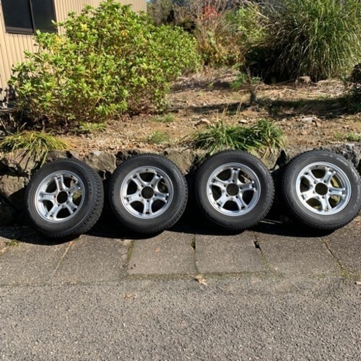 ジムニーJB23用スタッドレスタイヤです。2シーズン使用しました。