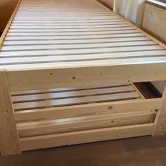 木製ベッドの画像