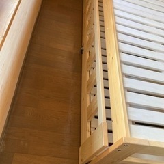 木製ベッドの画像