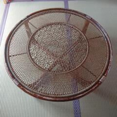 籐の丸テーブルの画像