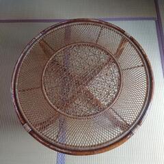 籐の丸テーブル