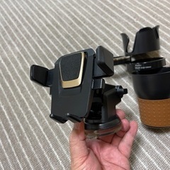 車内アクセ　オートマルチカップとスマホホルダーの画像